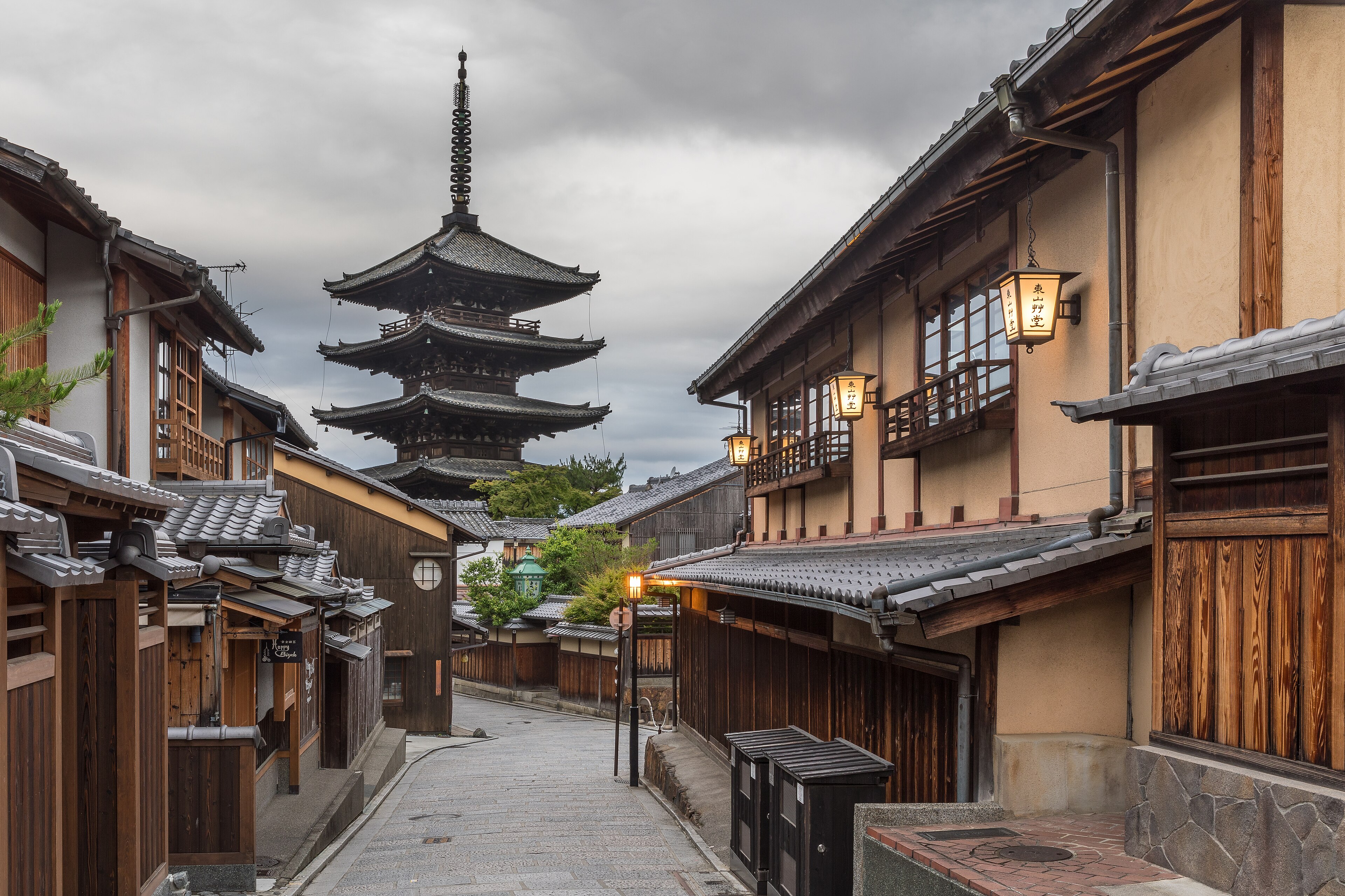 Early-morning Yasaka-dori in Kyoto with Hokan-ji temple in the background