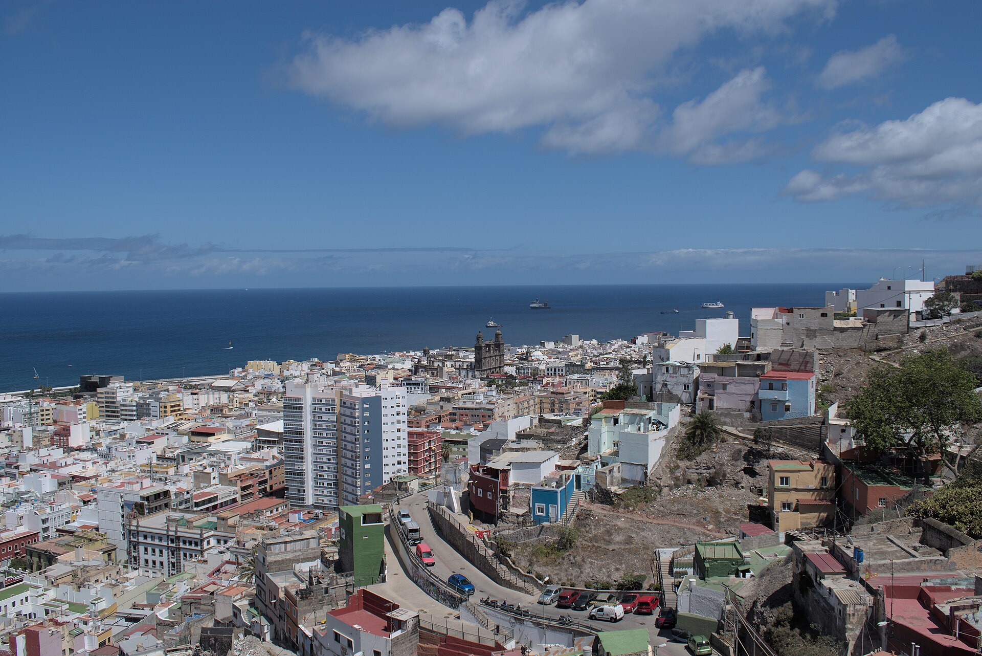 View over central Las Palmas de Gran Canaria toward the coast