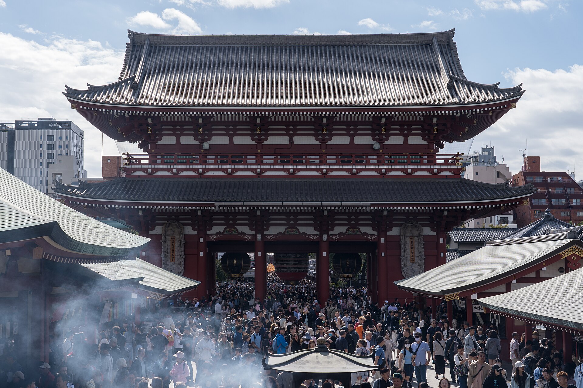 Hozomon gate and crowds at Senso-ji in Tokyo